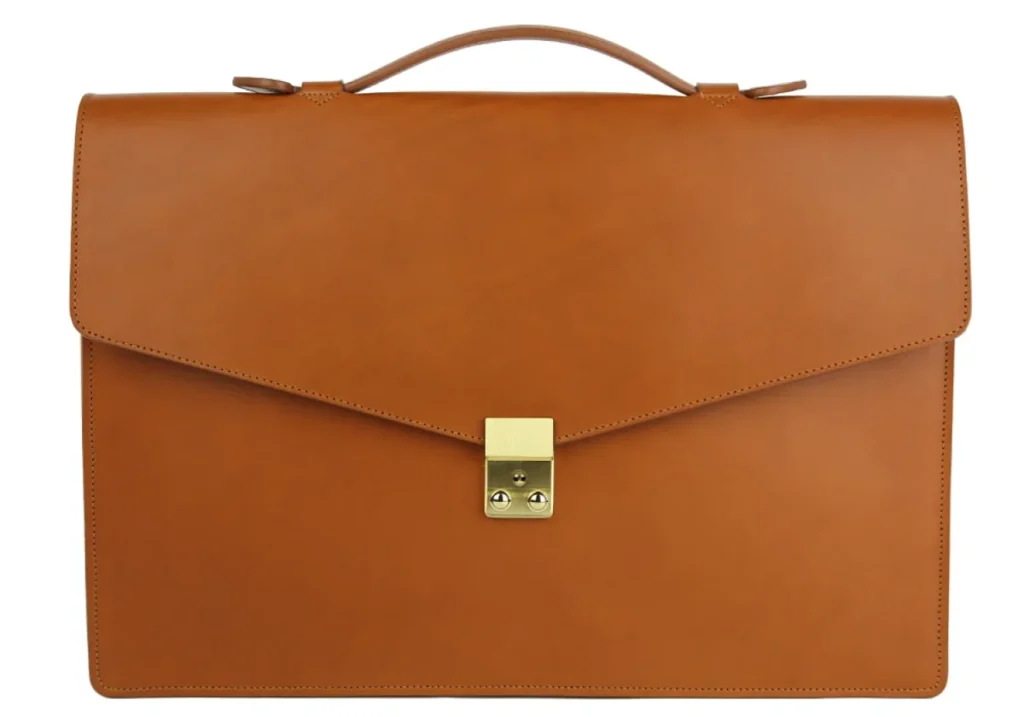 حقيبة جلدية كلاسيكية بلون الكونياك