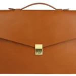 حقيبة جلدية بلون الكونياك مزودة بقفل نحاسي ومقبض علوي، معروضة من زوايا متعددة