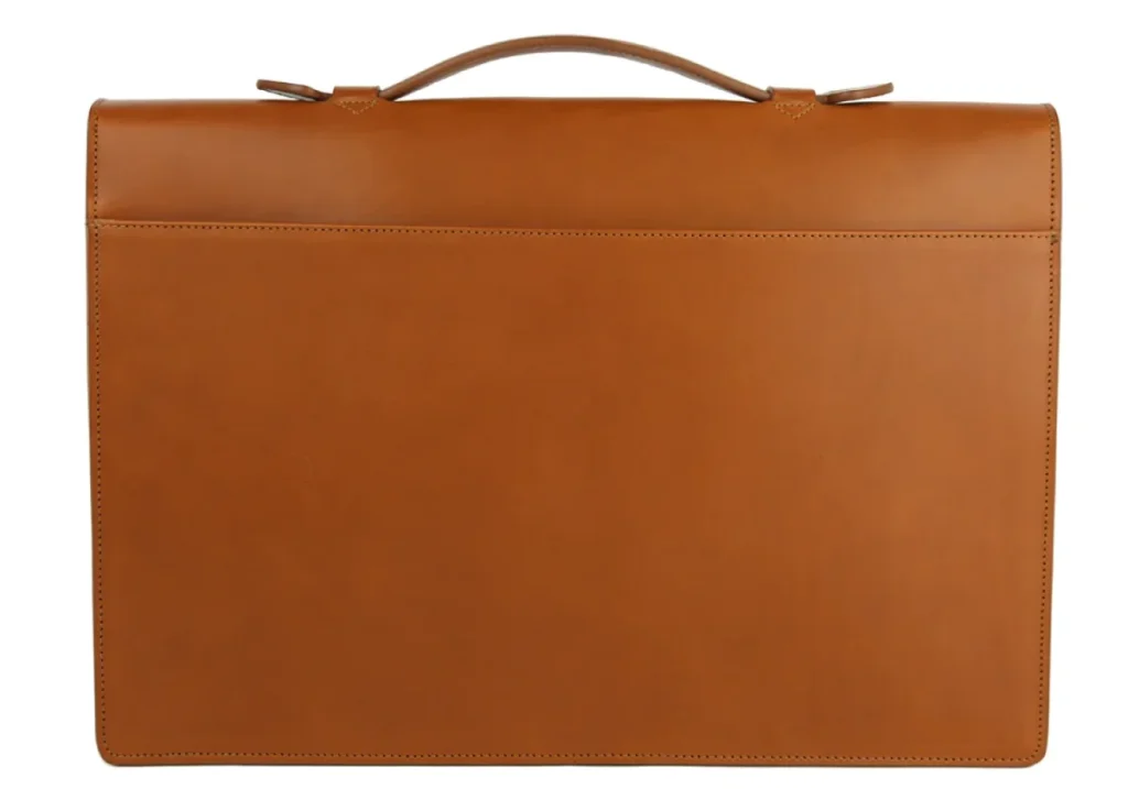 حقيبة جلدية بلون الكونياك، تصميم كلاسيكي من الخلف