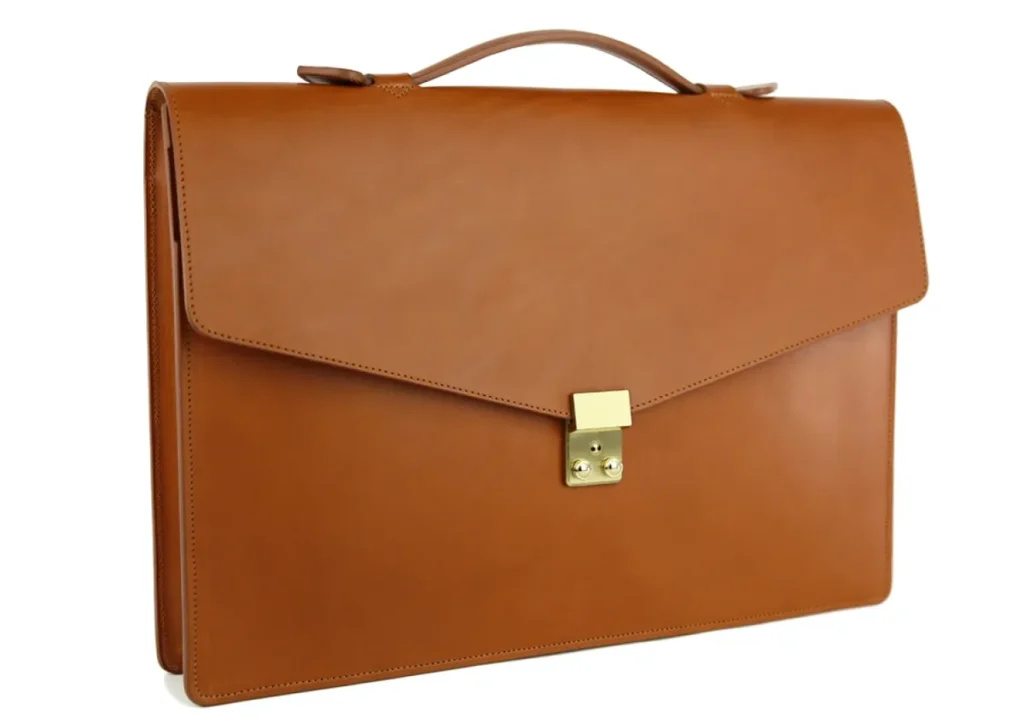 حقيبة جلدية بلون الكونياك، تصميم كلاسيكي جانبي