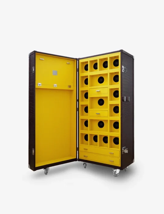 Coffre-fort à montres en cuir de crocodile marron avec compartiments intérieurs jaunes et roulettes