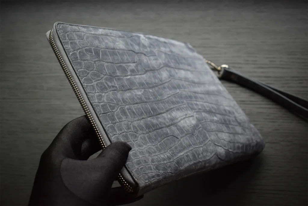 灰色磨砂皮鳄鱼皮手拿包 213