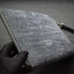 灰色磨砂皮手拿包