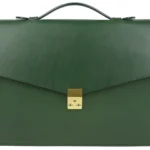 Valigetta in pelle verde con dettagli in ottone e manico superiore, vista frontale