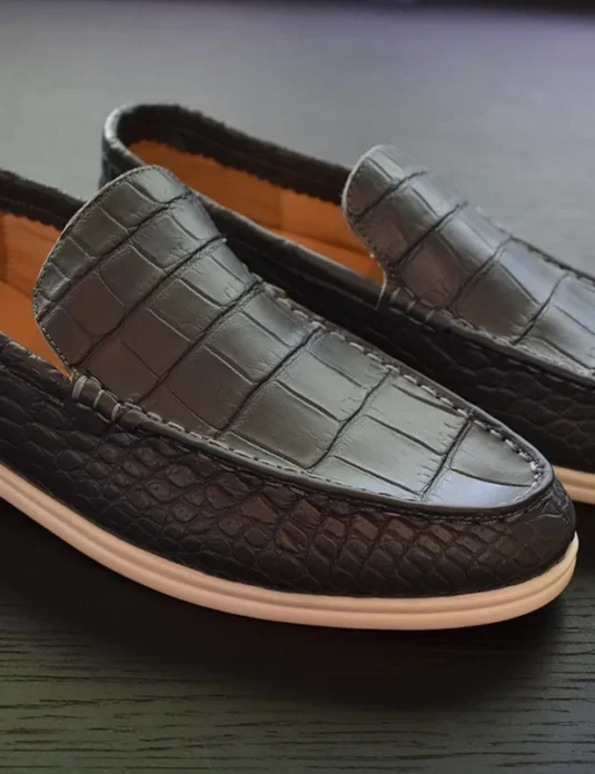 أحذية لوفر من جلد تمساح رمادي مصنوعة يدوياً قابلة للانزلاق مع قشور تمساح طبيعية