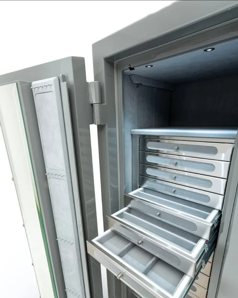 intérieur d'un grand coffre-fort à bijoux