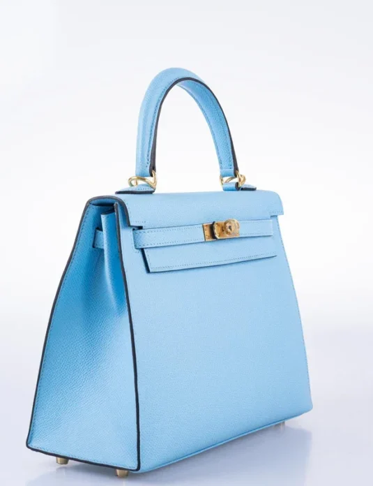 浅蓝色 Epsom 皮革 Kelly 手提包，25 厘米，配金色五金配件和挺括廓形