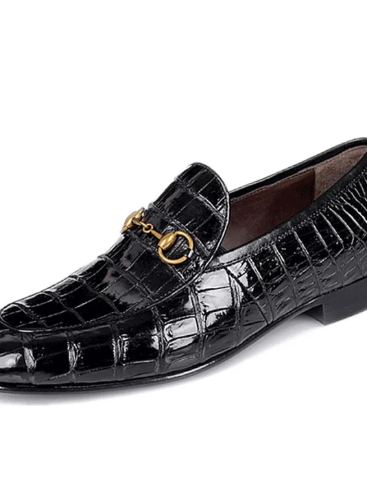 حذاء لوفر أسود من جلد التمساح بتفاصيل ذهبية تُظهر نمطًا مميزًا يشبه الحراشف ولمسة نهائية لامعة