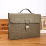 卡其色鳄鱼皮公文包，哑光表面，银色搭扣，木质底座