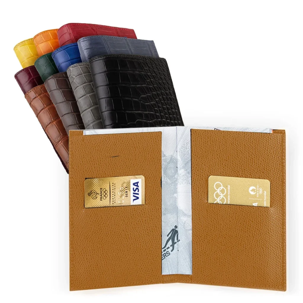 حامل جواز سفر برتقالي اللون على شكل تمساح من الداخل