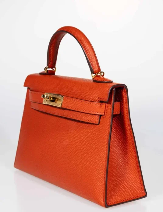 橙色 Epsom 皮革 Kelly 款手提包，配金色五金配件和挺括廓形。