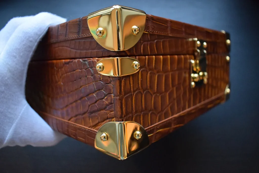 Patina braune Krokodil-Uhrenbox close1jpg