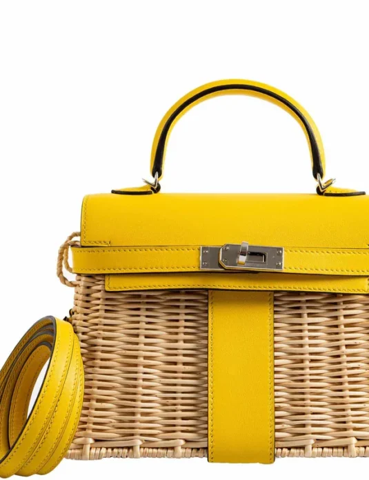 黄色皮革篮式手提包，藤编包身，皮革饰边细节