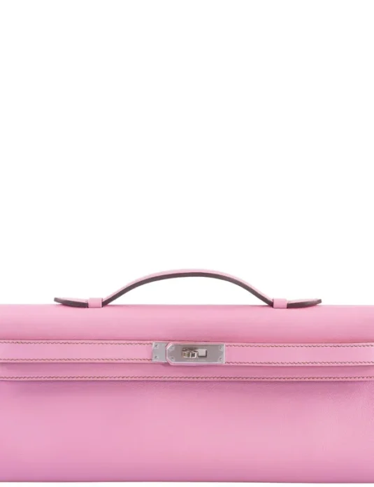 粉色皮革手拿包，凯莉风格设计，银色五金配件，白色背景