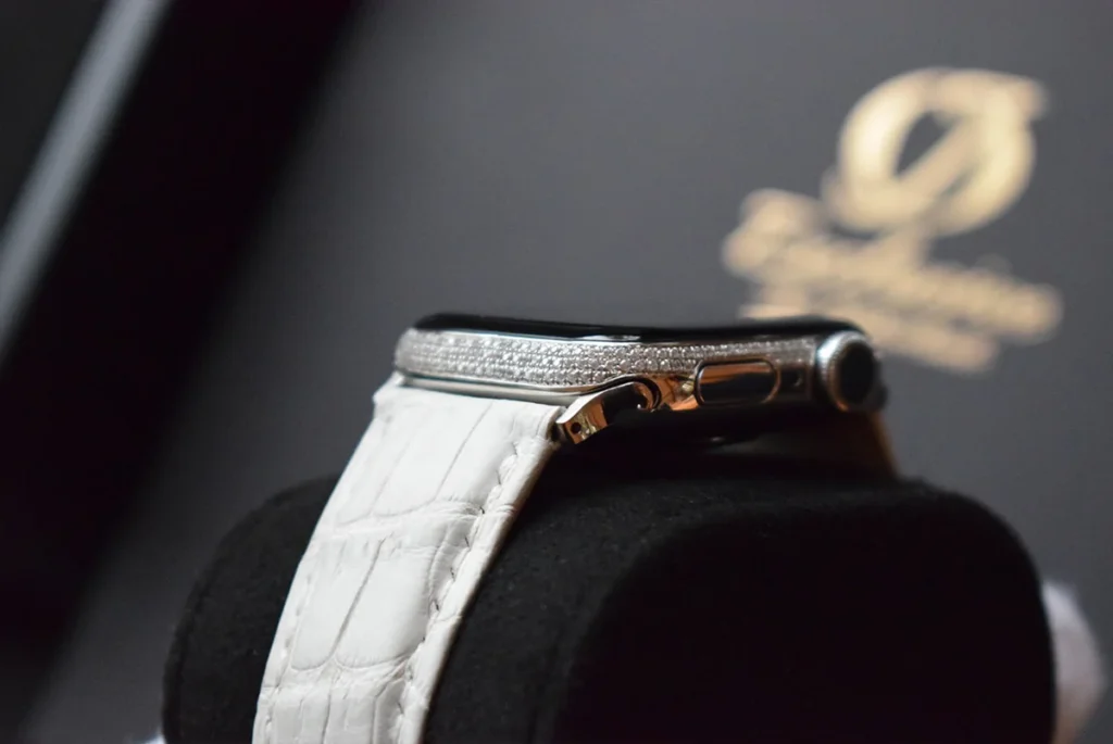 Montre Apple en platine avec diamants himalayen sur le côté