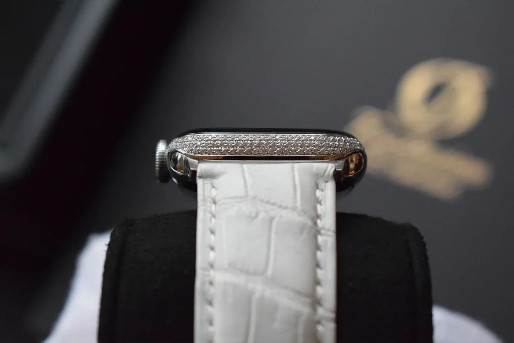 Apple Watch en platine avec bracelet himalayen en diamants2