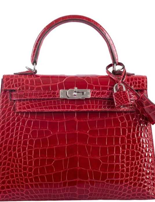 红色鳄鱼皮凯莉包，采用亮面深红色皮革和银色五金配件。