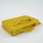 Bolso de mano de pitón amarillo con escamas en forma de diamante y cierre de cremallera envolvente