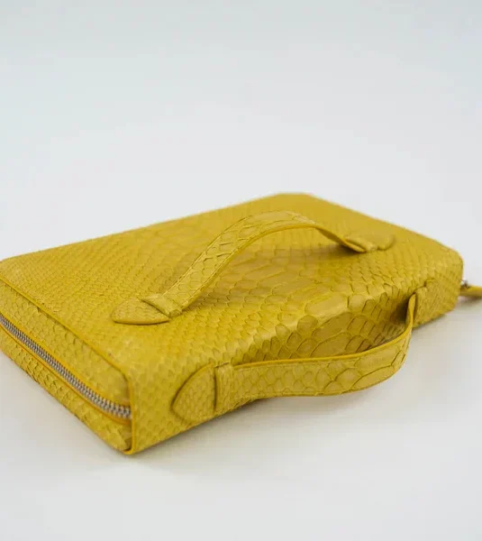 Bolso de mano de pitón amarillo con escamas en forma de diamante y cierre de cremallera envolvente