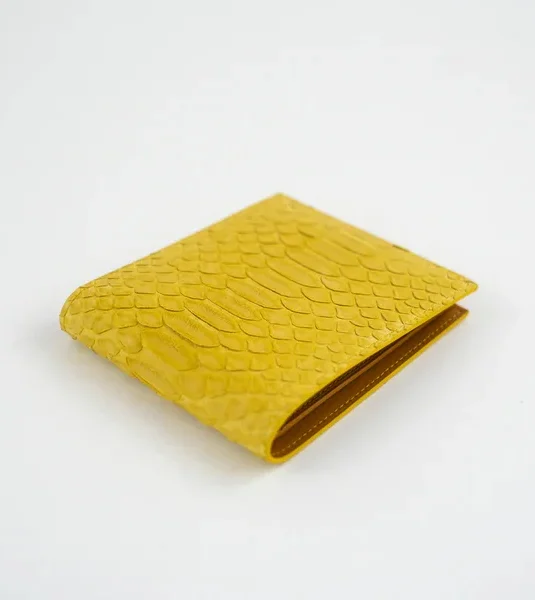 محفظة من جلد الثعبان الأصفر، تتميز بسطح خارجي ذي ملمس متقشر وفتحات متعددة للبطاقات في الداخل