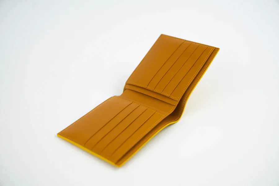 CARTERA DE PITÓN AMARILLA EN EL INTERIOR