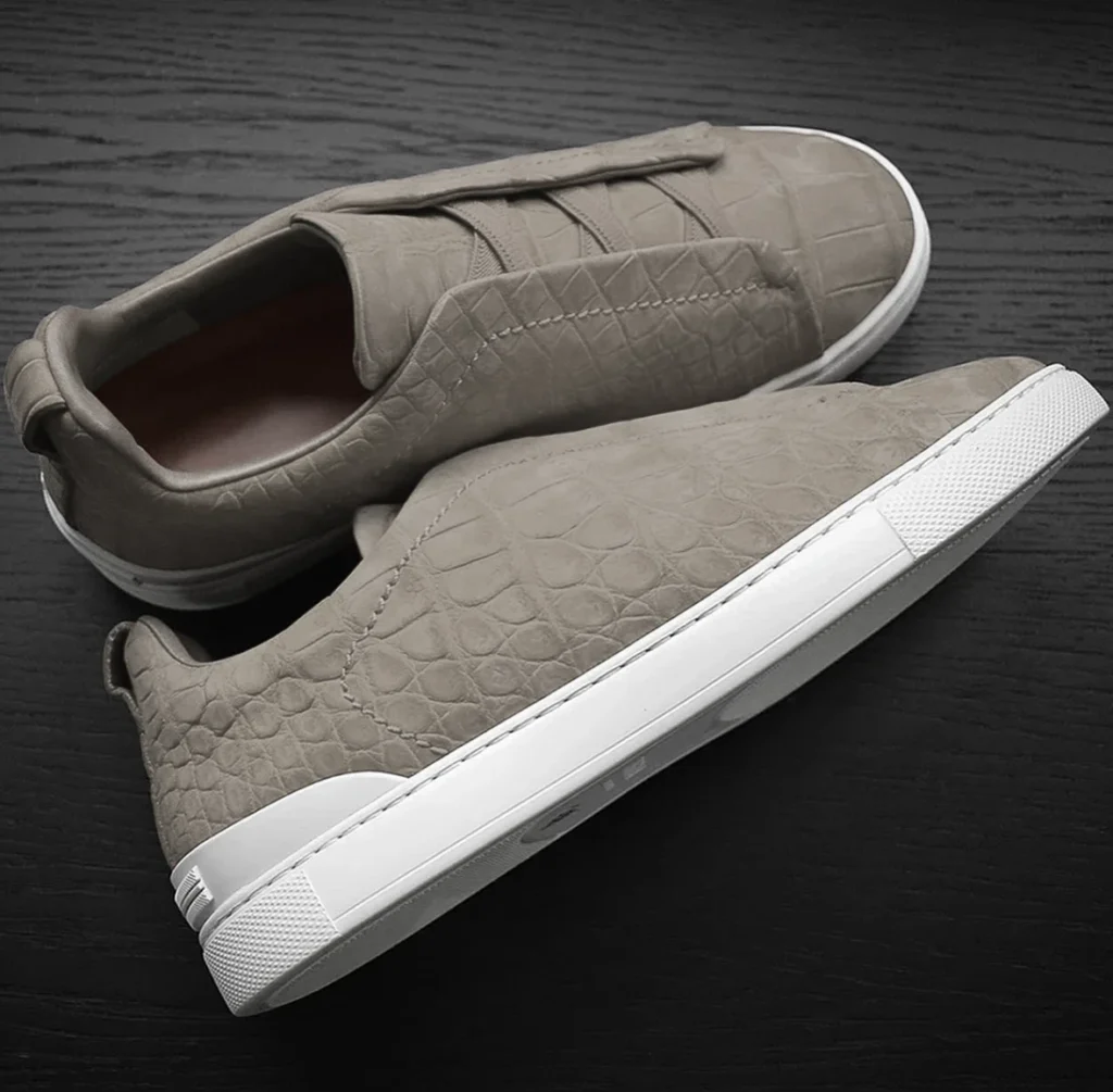 sneakers beige in nabuk effetto coccodrillo con tripla cucitura