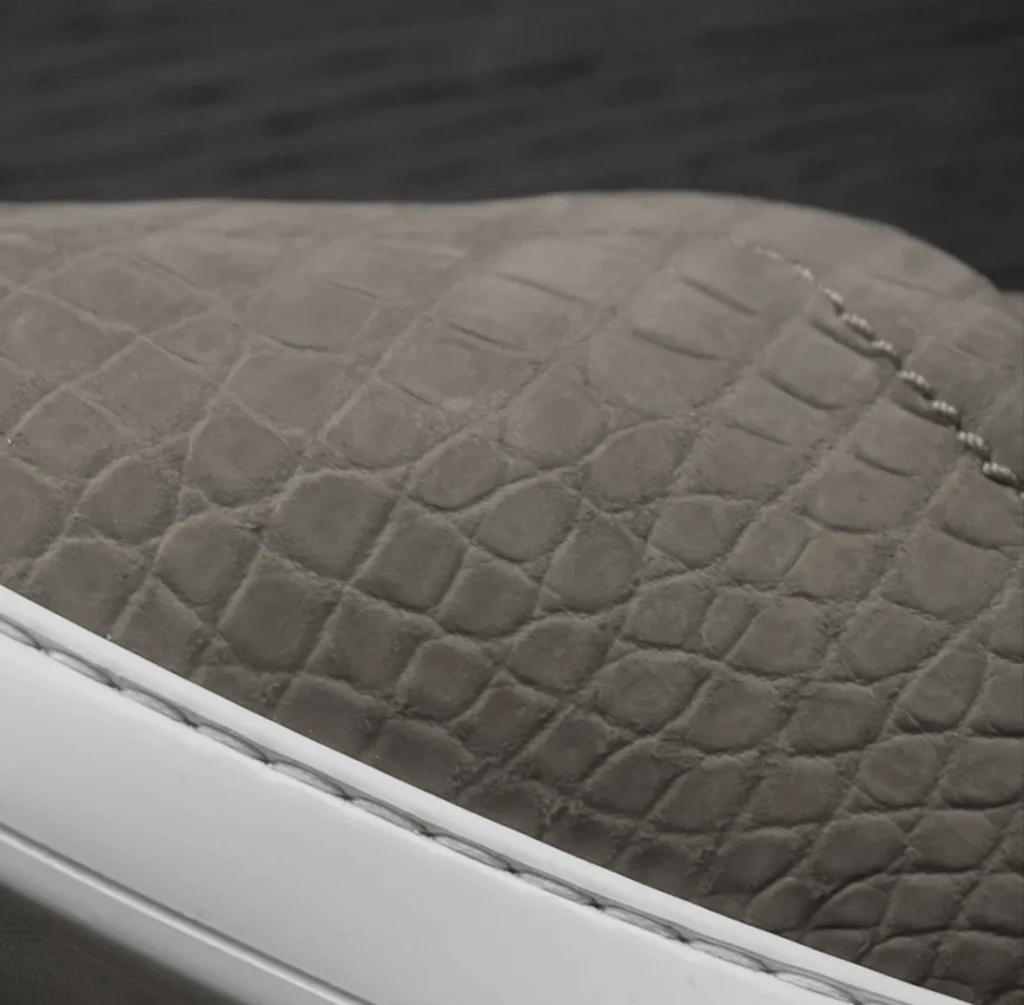 Sneakers beige in nabuk effetto coccodrillo con tripla cucitura