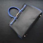 蓝色鳄鱼皮手提包，炭灰色纹理包身，蓝色饰边细节