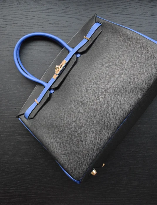 蓝色鳄鱼皮手提包，炭灰色纹理包身，蓝色饰边细节
