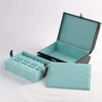 intérieur de coffre en cuir noir avec empreinte de crocodile bleu tiffany