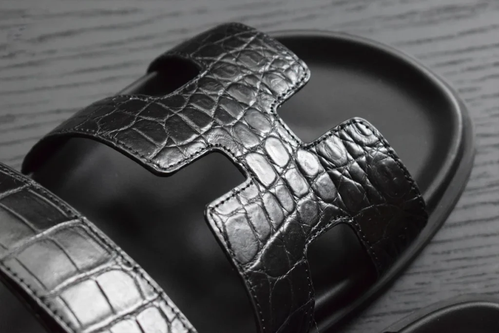 قريب من شبشب تمساح أسود