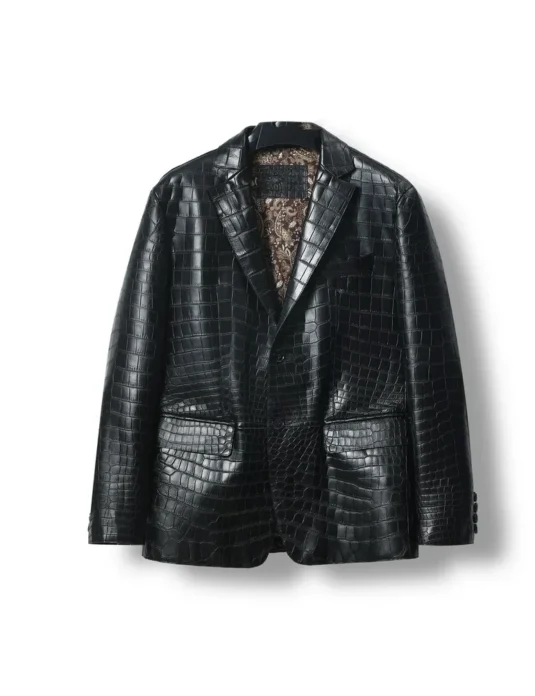 白色背景上的黑色鳄鱼皮夹克，带有矩形鳞片图案和缺角翻领