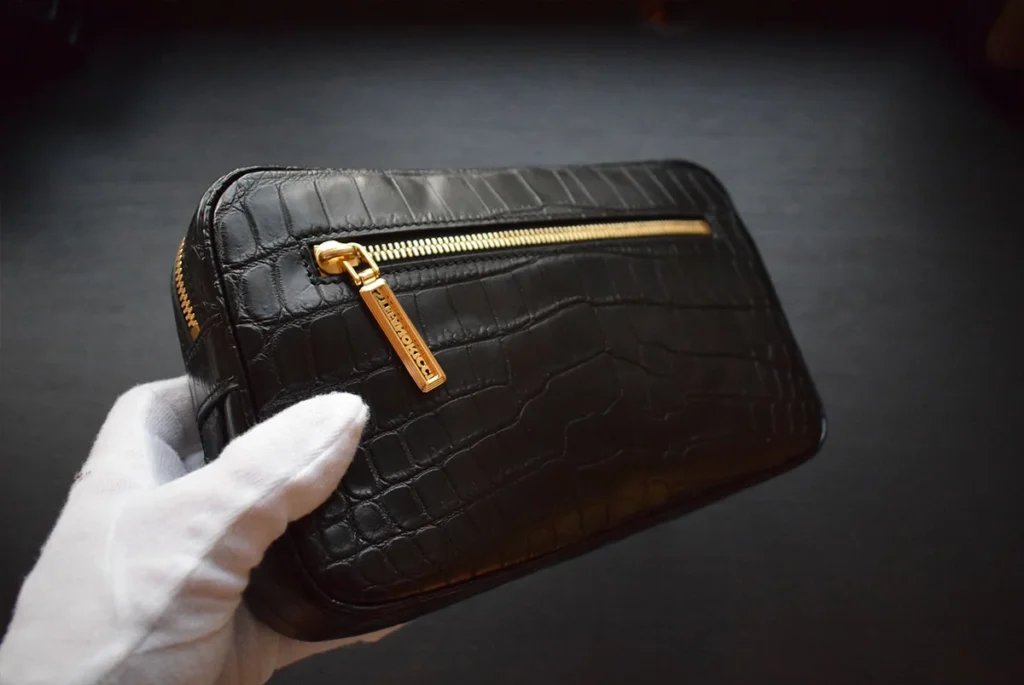 poche latérale en crocodile noir pour hommes 