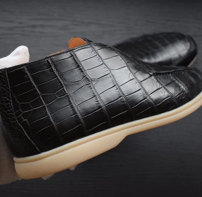 coccodrillo nero camminata aperta