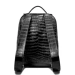 حقيبة ظهر من جلد التمساح الأسود بتصميم منظم وإكسسوارات فضية اللون، تظهر من الأمام والخلف