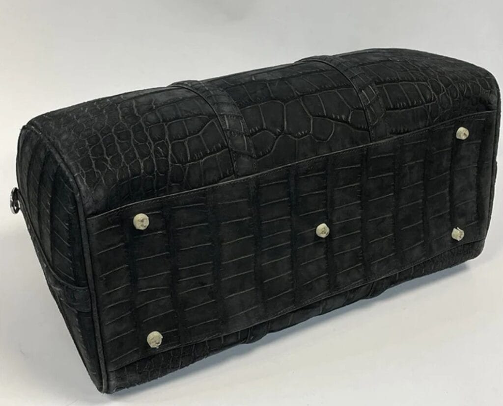 黑色绒面鳄鱼旅行袋底部