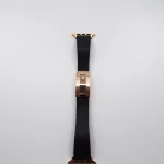 cinturino nero Rolex per Apple Watch con hardware rosa anteriore