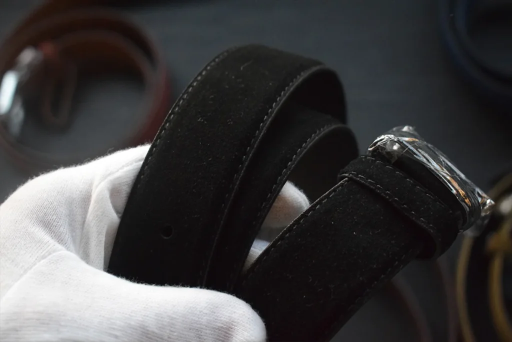 schwarzer Wildledergürtel