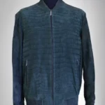 模特身上穿着蓝色鳄鱼纹麂皮夹克，正面拼接纹理面料，饰有罗纹滚边。