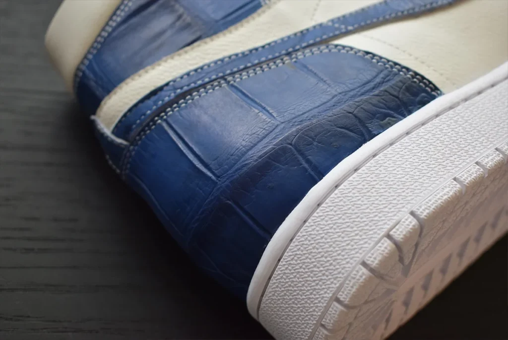 حذاء رياضي جوردان أزرق من جلد التمساح من الخلف