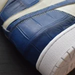 حذاء جوردن من تمساح أزرق