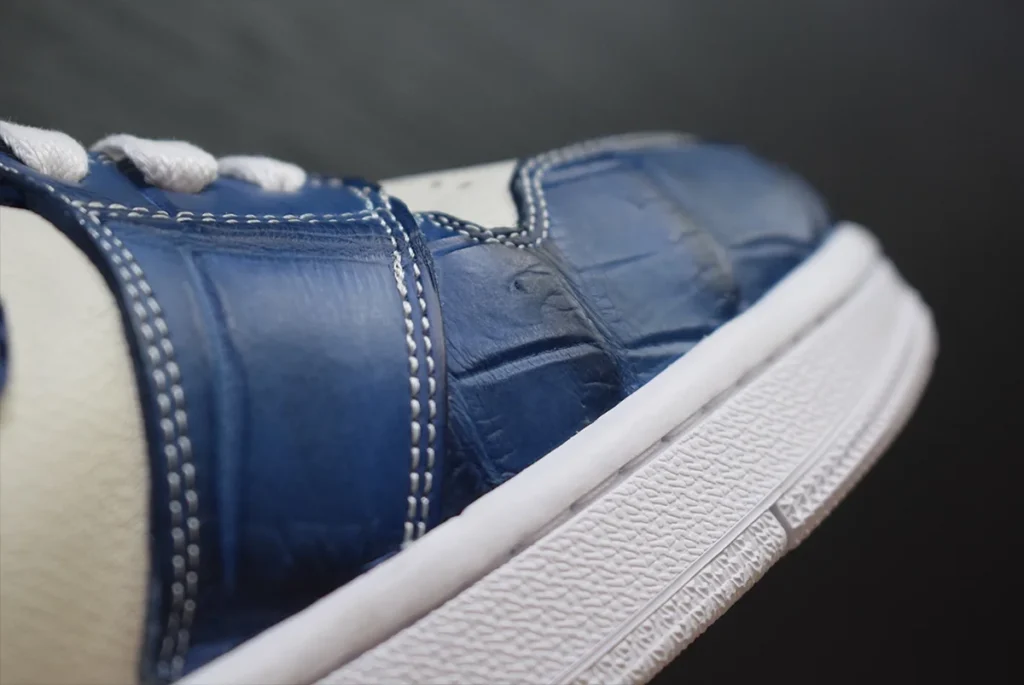 مقدمة حذاء رياضي جوردان أزرق بنقشة جلد التمساح