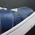 حذاء جوردن من تمساح أزرق