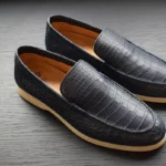 Mocassini in pelle di coccodrillo blu con squame testurizzate e suola color crema su base in legno