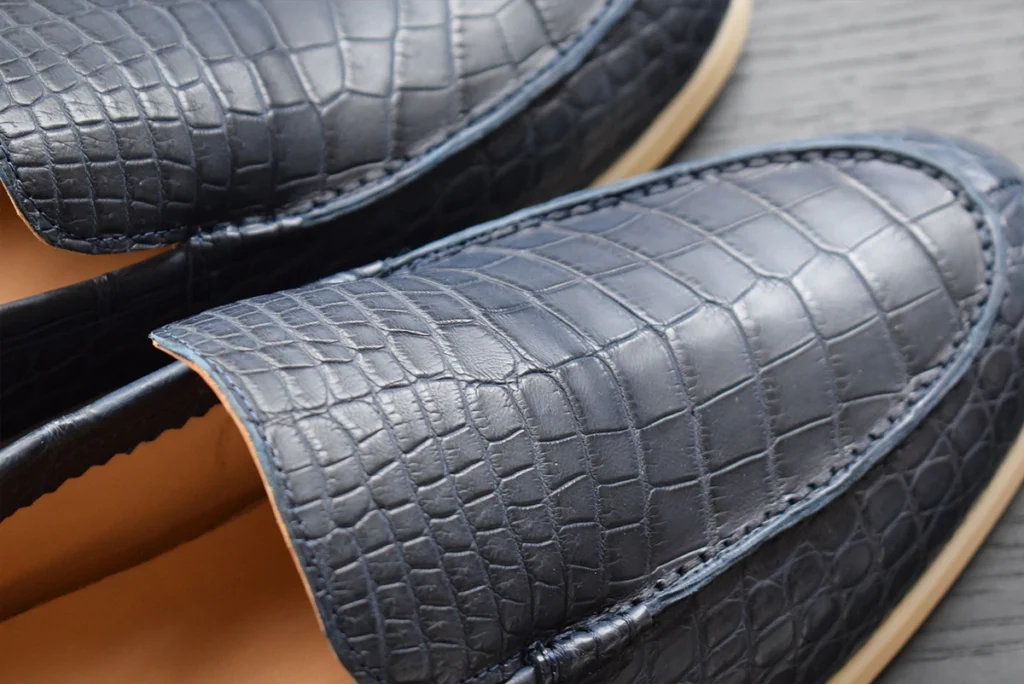 mocassini estivi da passeggio blu coccodrillo anteriore