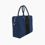 blaue Ledertasche mit schwarzer Krokodilprägung