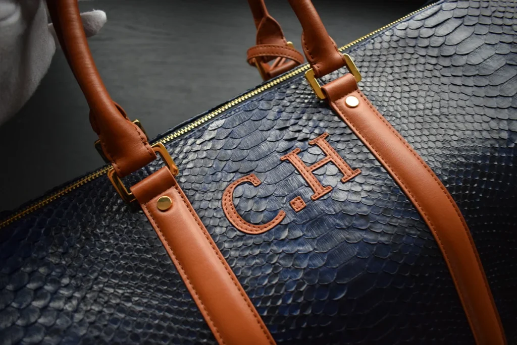 sac de voyage bleu python initiales