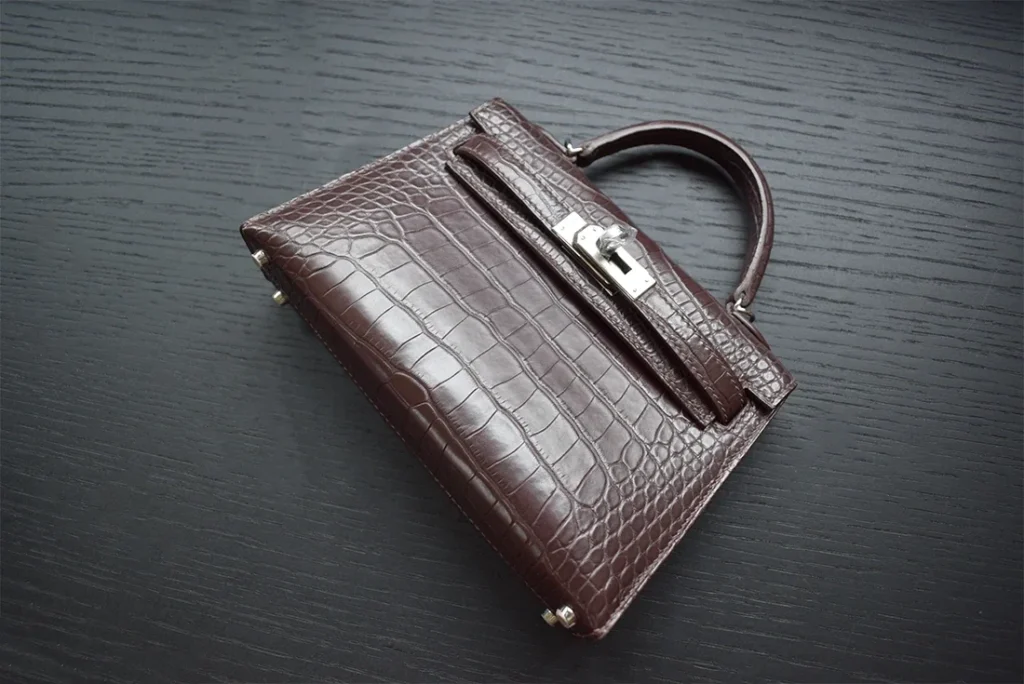 Mini Kelly in pelle di coccodrillo marrone, 20 cm