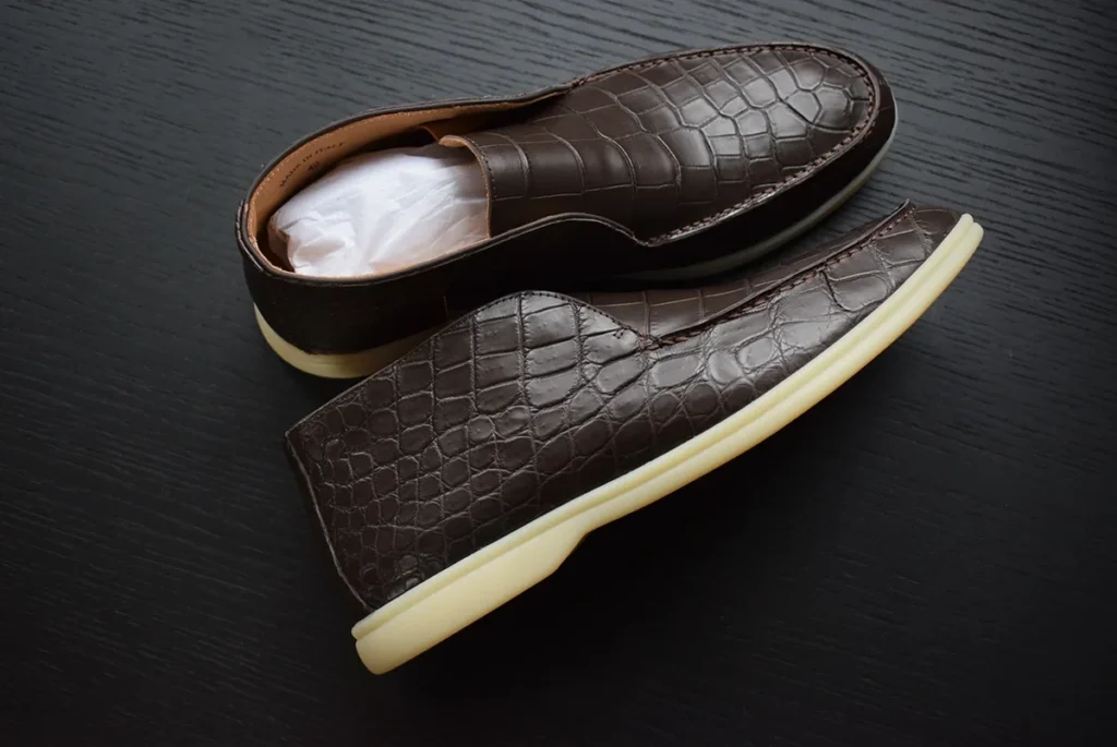 棕色鳄鱼夏季步行