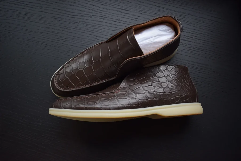 棕色鳄鱼夏季步行侧面